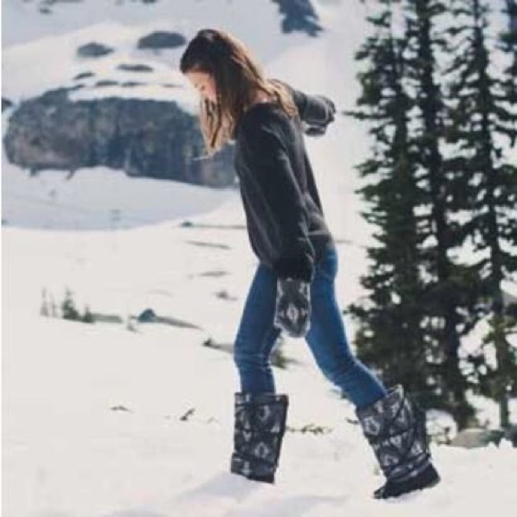 Wool Lace Up Manitobah Mukluks Retail $220 - Picture 7 of 8